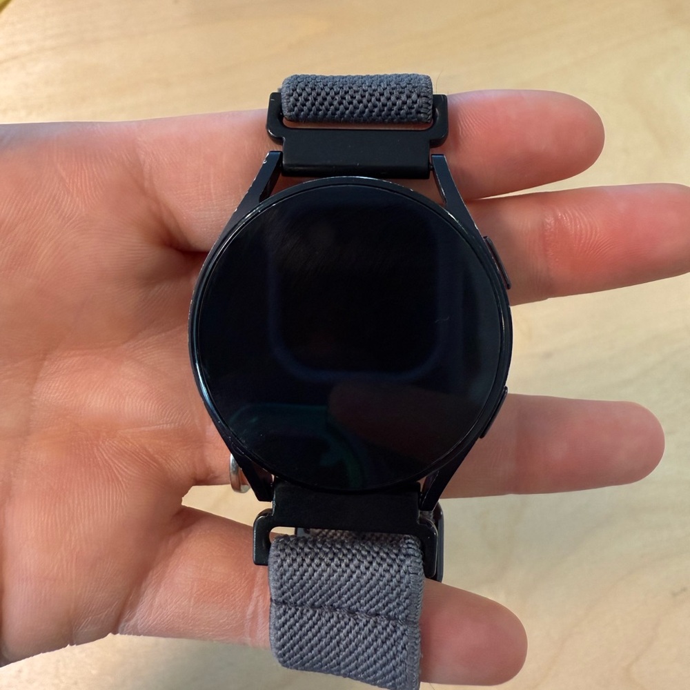 SAMSUNG Galaxy Watch 5 40mm Black and Gray Smartwatch with Sporty Design